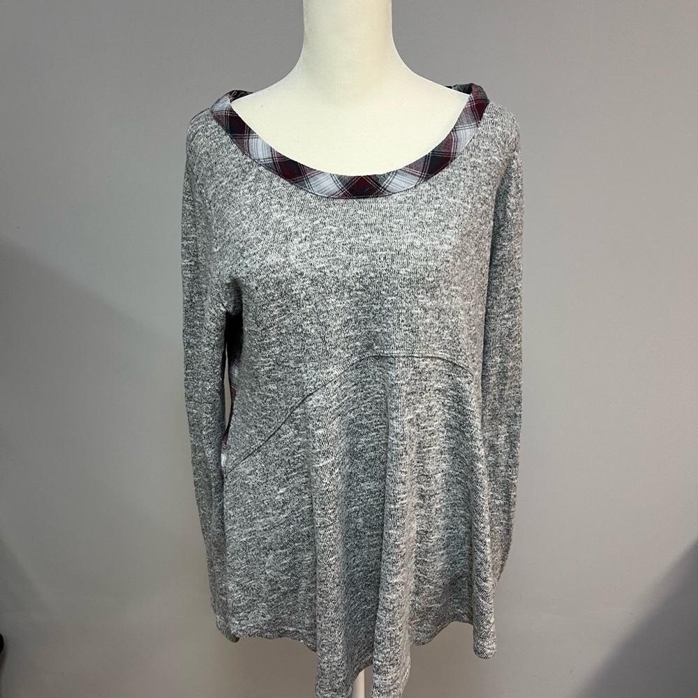 Knox Rose gray jersey sweater knit  w/ maroon back flannel.  Size Medium